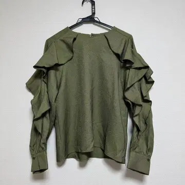 올리브 그린 프릴 블라우스 긴팔 OPAQUE.CLIP