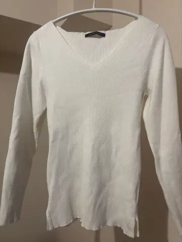 BARNYARDSTORM 화이트 V넥 니트