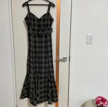 And Couture의 허리 벨트 포함 체크 무늬 점프 스커트