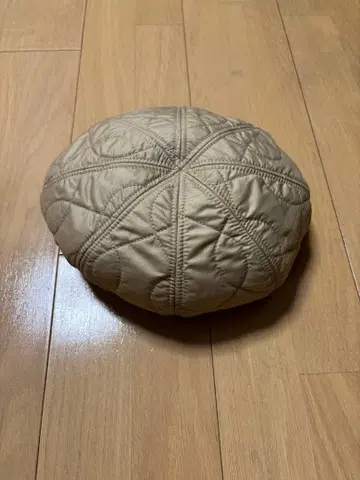 헬로 코모디티 베이지 퀼팅 베레모