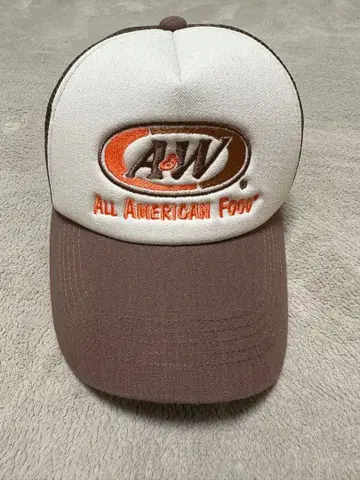 A&W 로고 자수 트래커 캡