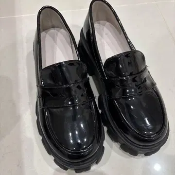 Nice Claup 블랙 에나멜 로퍼