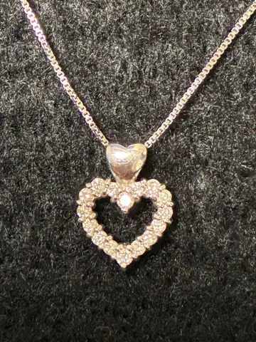 [화이트 골드 x 다이아몬드] 하트 모양 목걸이