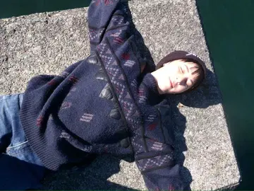 가죽 디테일의 네이비 니트