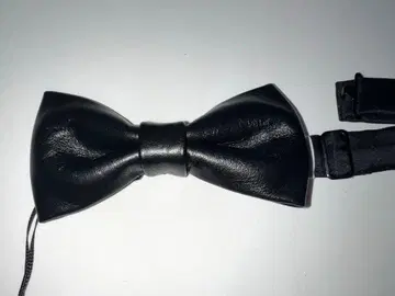 [택 포함 새상품] 나비 넥타이 가죽 블랙