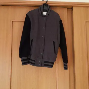 아즈르 엔칸토 바시티 자켓 그레이와 블랙 울 혼방