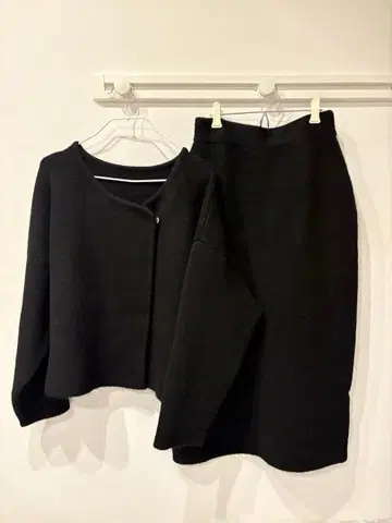 [ 새상품 ] 니트 셋업 이번 시즌 emi+ 같은 형태 프리 사이즈 블랙