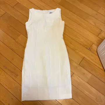 화이트 슬리브리스 무릎 기장 원피스