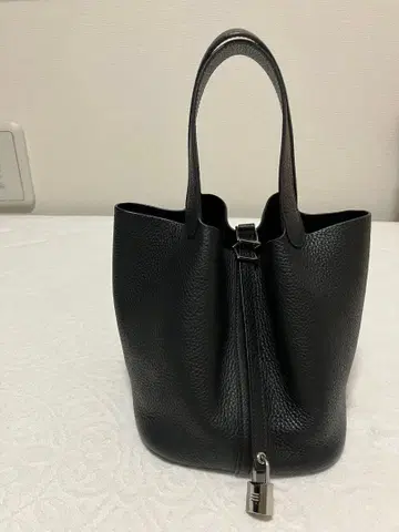 블랙 가죽 핸드백