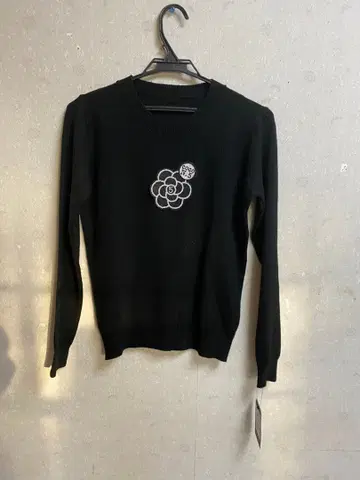 새상품 택 포함 블랙 꽃 자수 긴팔 니트 스웨터 ML