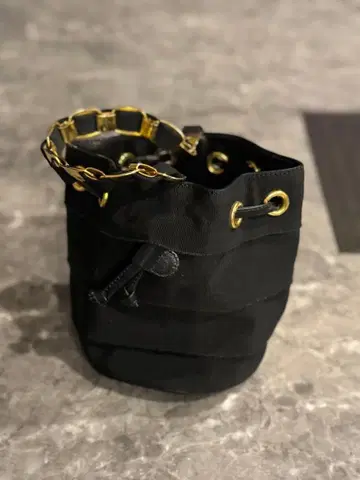 페라가모 블랙 버킷 백 골드 금장 장식 포함