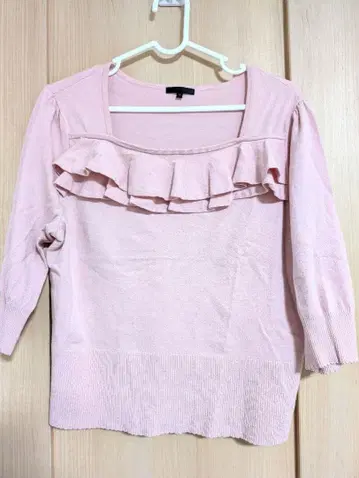 [ TO BE CHIC ] 프릴 장식 핑크 반소매 니트