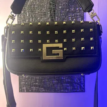 GUESS 스터드 숄더백 블랙