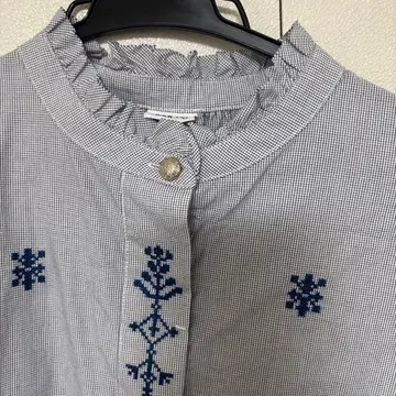 프릴 스탠드 카라 자수 긴팔 셔츠