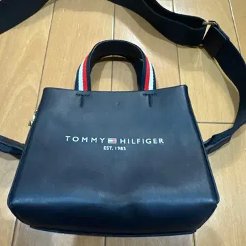 TOMMY HILFIGER 블랙 숄더백