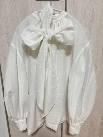 Mila Owen 도트 무늬 보타이 블라우스 2way