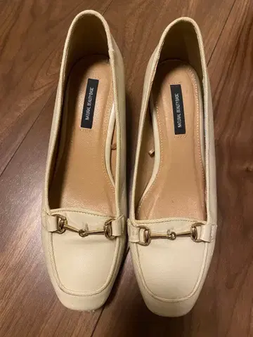 NATURAL BEAUTY BASIC 크림색 로퍼