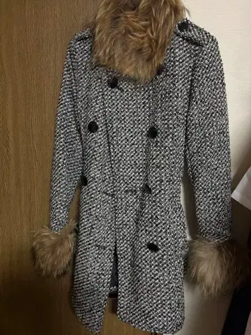 퍼가 달린 그레이와 블랙 롱 코트