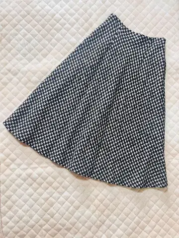 아베닐 에투알 블랙 x 화이트 하운드투스 패턴 플레어 스커트 38