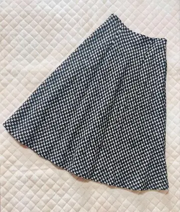 아베닐 에투알 블랙 x 화이트 하운드투스 패턴 플레어 스커트 38