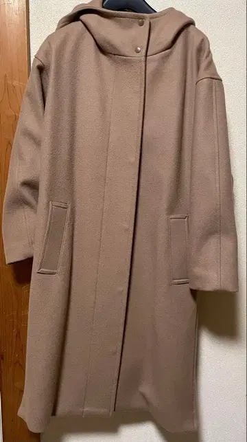 후드 부착 베이지 롱 코트