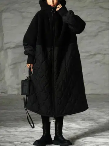블랙 퀼팅 후드 부착 롱 코트