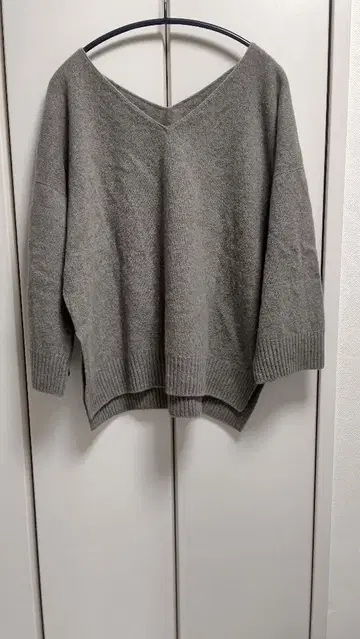 스픽 앤 스팬 베이지 V넥 스웨터