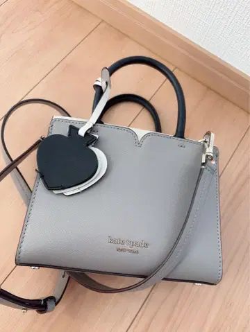 새상품급 kate spade 하트형 참 포함 숄더백 수납 공간 많음