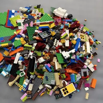 레고 미니 피규어와 블록 세트