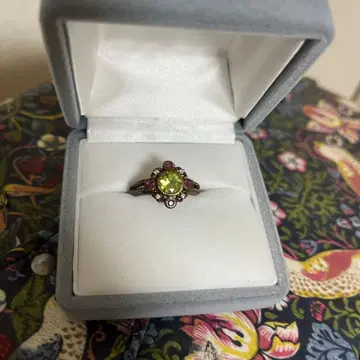 그린 컬러와 보라색 패션 반지