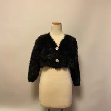 블랙 퍼 가디건 짧은 기장 큰 화이트 버튼