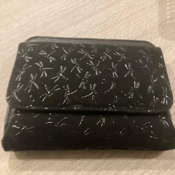 블랙 컬러 자수 가죽 이단 접이식 지갑