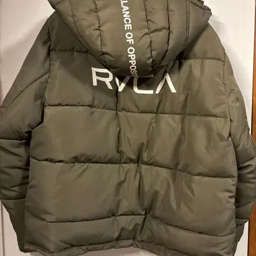 RVCA 후드 부착 다운 자켓 올리브 그린 겉옷으로 걸쳐본 모습