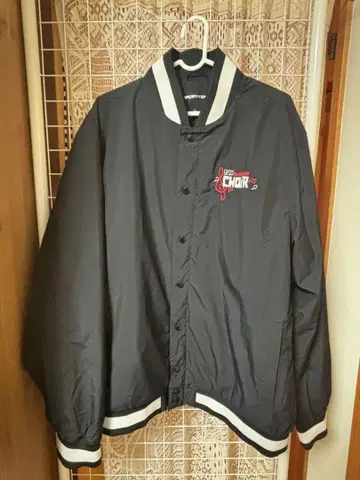 CHOR 로고 자수 나일론 자켓 블랙 바시티 자켓