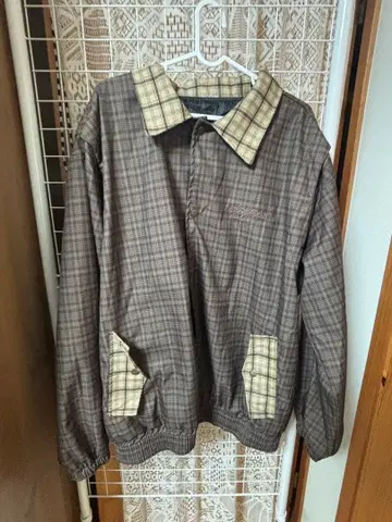 브라운 계열 체크 무늬 점퍼
