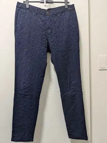 ZARA BLACKTAG 네이비 엠보싱 가공 슬랙스 페이즐리