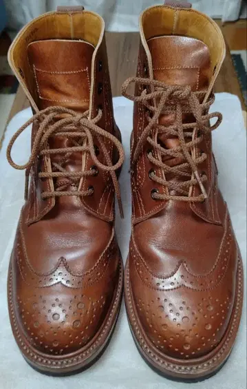 Tricker's 브라운 윙 칩 부츠