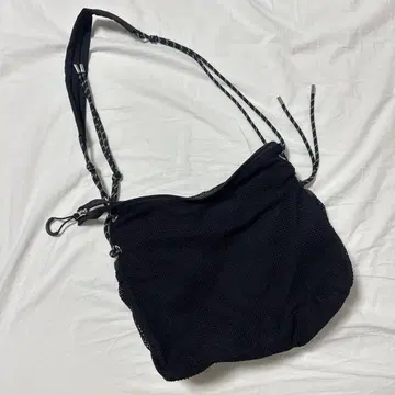 블랙 메쉬 숄더백