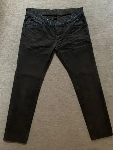 Pledge 수지 가공 블랙 슬림핏 데님