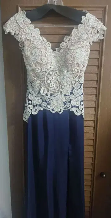네이비와 아이보리 레이스 롱 드레스