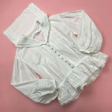 핑크하우스 화이트 핀턱 사용 세일러 카라 블라우스