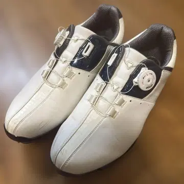 화이트 다이얼식 골프화