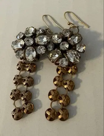 룰루 로스트의 크리스탈과 놋쇠 귀걸이