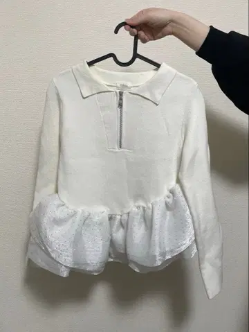 Bibiy. 화이트 스웨터 프릴 포함