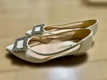 [ 무료배송 ] 다이애나 천연 가죽 반짝이는 화이트 비쥬 장식 펌프스