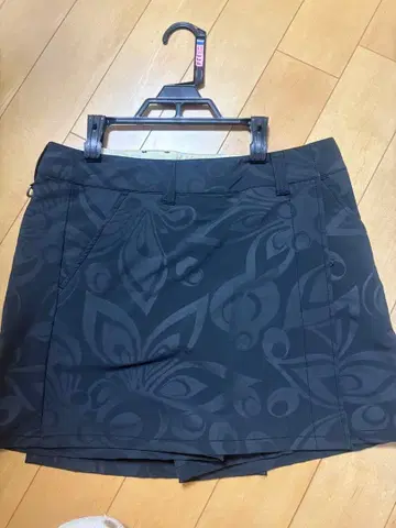라드마우스 블랙 패턴 골프 스커트