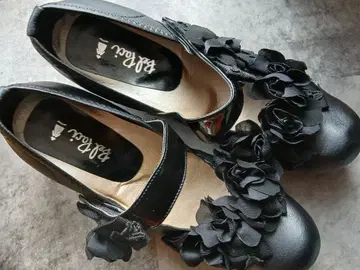 벨퍼치 블랙 플라워 장식 신발