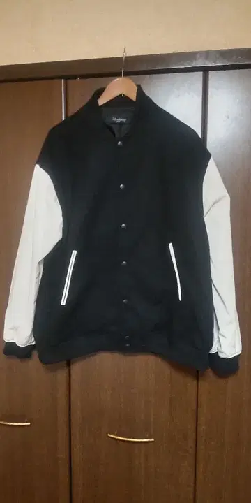 언릴랙싱의 오버 사이즈 바시티 자켓 블랙 화이트