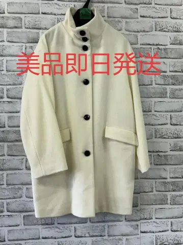 아이보리 울 코트 버튼 포함