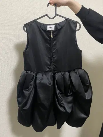 Bibiy. 블랙 새틴 플레어 상의